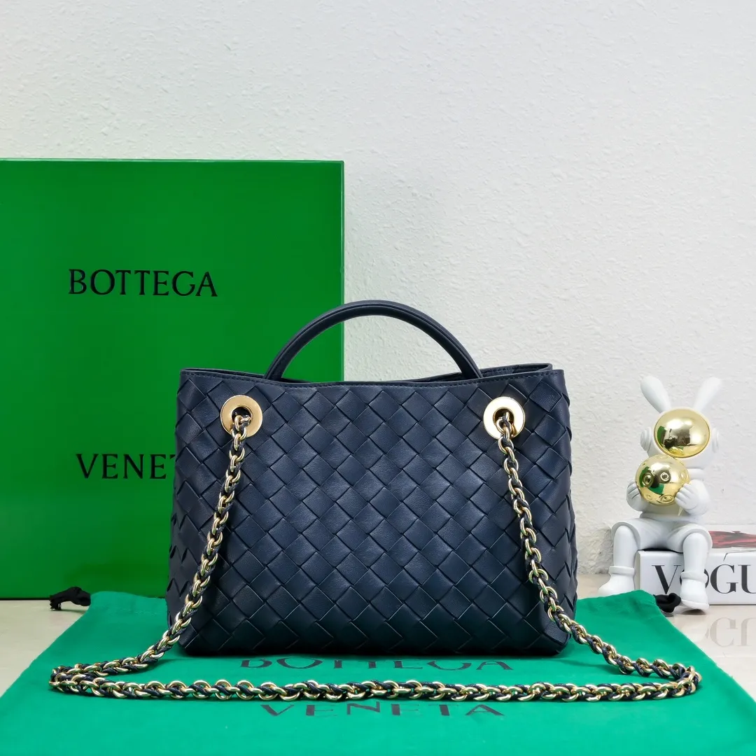 Batch 1960 BOTTEGA VENETA 2024 spring and summer new small ANDIAMO chain bag is also available! 🔥🔥I believe many friends have been waiting for a long time. The metallic chain adds a touch of sophistication to the original softness and elegance of Andiamo. The collision of classic craftsmanship and elegance creates a different kind of beauty. Style number: 6008 Size: 25*22*10.5cm